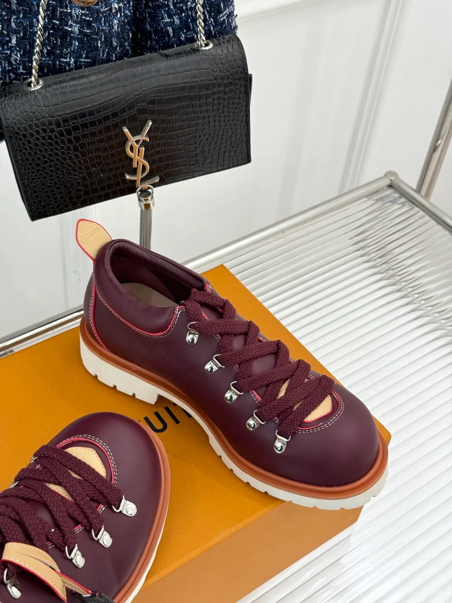 P720 LV Remix derby 25WF new product, the top version of couple's derby shoes, uses classic as the base color to reshape the fashion style✨ Various colors break the monotony. Black is cool, brown is retro, pink is sweet, and blue is fresh. Suitable for different styles of wear🎨 The delicate leather fits the foot shape and the shoelace details hide ingenuity. It is a fashion symbol of walking and steps on the forefront of the trend every step of the way. Start your own style journey🚶‍♀️ The fabric is made of first-layer cowhide, the inner pads are all sheepskin, the original molded custom TPU non-slip outsole size: Female: 35-41 (40/41 customized) Male: 39-46 (45/46 customized)